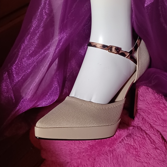Tan Women's Heels W/ Leopard Stsps W/buckle Closure Women 9.5 W/4-4.5 in Heel - Picture 1 of 10